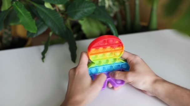 Jovem brincando com brinquedo sensorial para aliviar o estresse, calma e harmonia, conceito de saúde mental — Vídeo de Stock