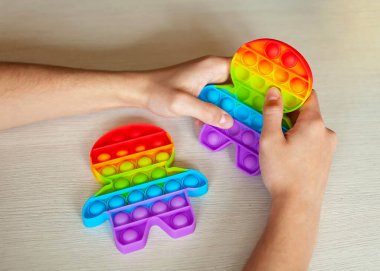 Stres, sakinlik ve uyum ve zihinsel sağlık kavramını rahatlatmak için hareketli duyusal oyuncaklarla oynayan genç bir adam.