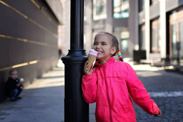 Niños comiendo un helado — Foto de Stock