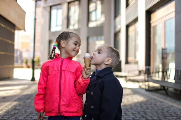 Niños comiendo un helado — Foto de Stock