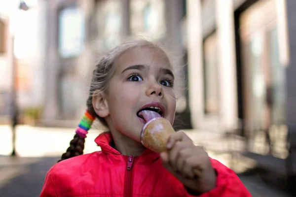 Crianças comendo um sorvete — Fotografia de Stock