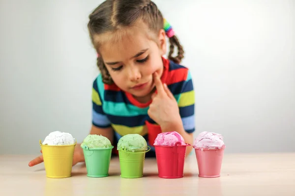 Kinderen eten een ijsje — Stockfoto