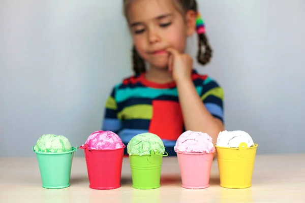 아이스크림을 먹는 아이들 — 스톡 사진