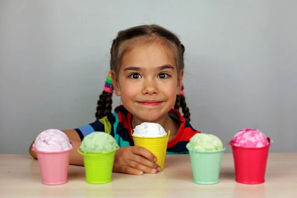 Crianças comendo um sorvete — Fotografia de Stock