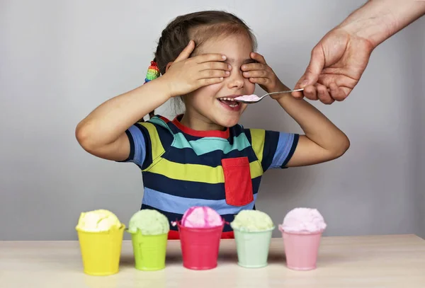 Crianças comendo um sorvete — Fotografia de Stock