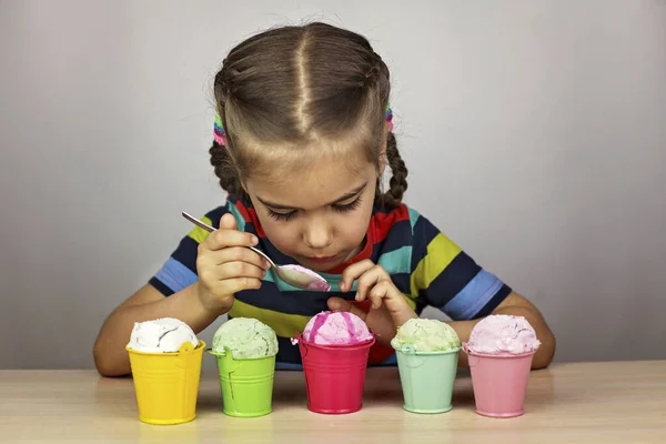 아이스크림을 먹는 아이들 — 스톡 사진