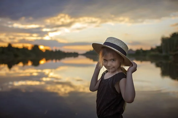 Lány nyári szalma kalap húzza kezét előre naplemente a tavon, életmód, helyi utazás — Stock Fotó