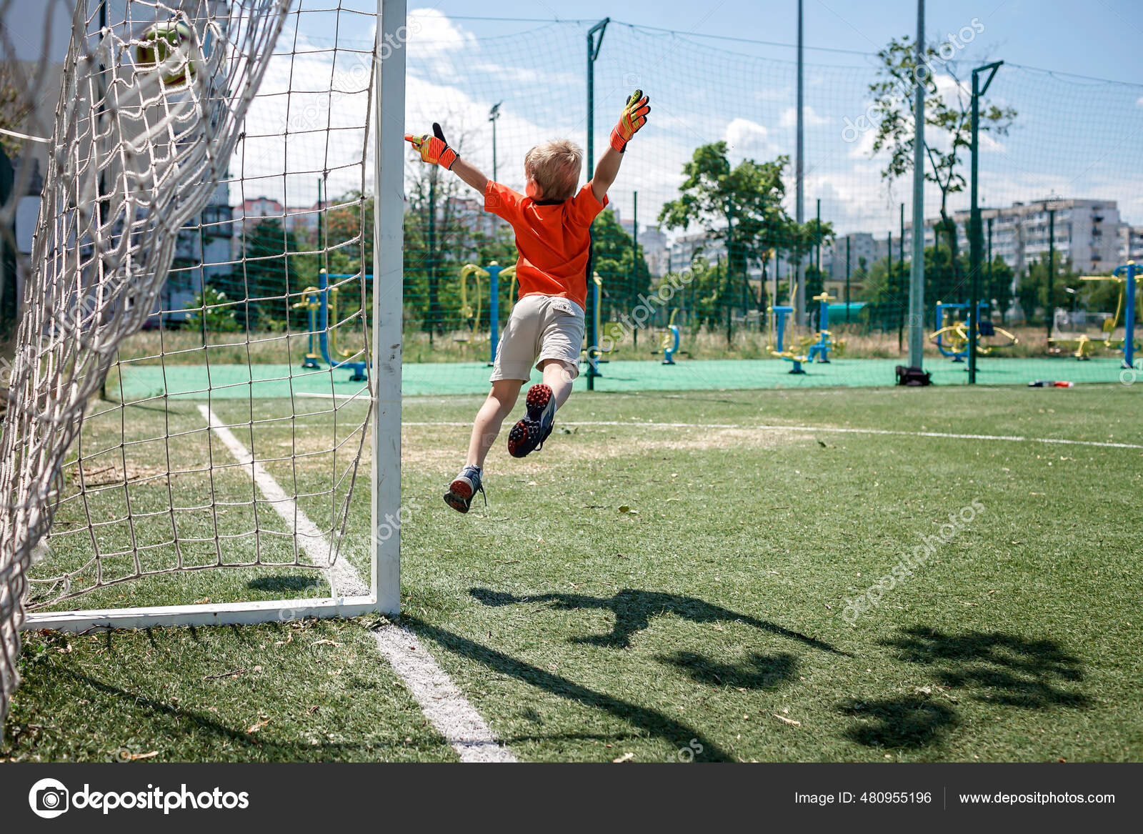黒とオレンジのサッカーフォームの小さな男の子が庭でオープンフィールドでサッカーをプレイし 若いゴールキーパー ストック写真 C Maria Symchych 黒とオレンジのサッカーフォームの小さな男の子が庭でオープンフィールドでサッカーをプレイし 若いゴールキーパー ストック写真 C Maria Symchych