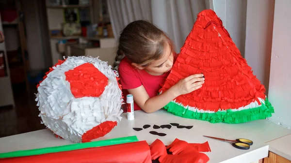 Niño haciendo piñata con cartón de la caja usada y papel de color, decoración de bricolaje en la fiesta de cumpleaños —  Fotos de Stock