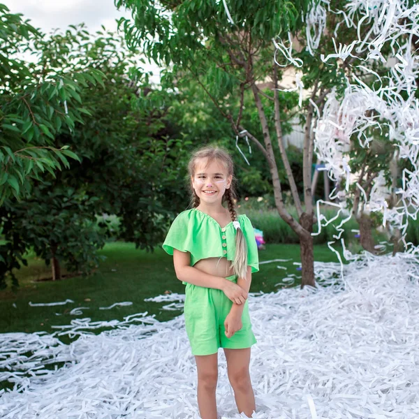 Los niños felices disfrutan del espectáculo de papel en el patio trasero, fiesta de cumpleaños al aire libre, celebración en el jardín — Foto de Stock