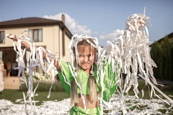 Happy kids enjoy paper show on backyard, outdoor birthday party, uroczystość w ogrodzie — Zdjęcie stockowe