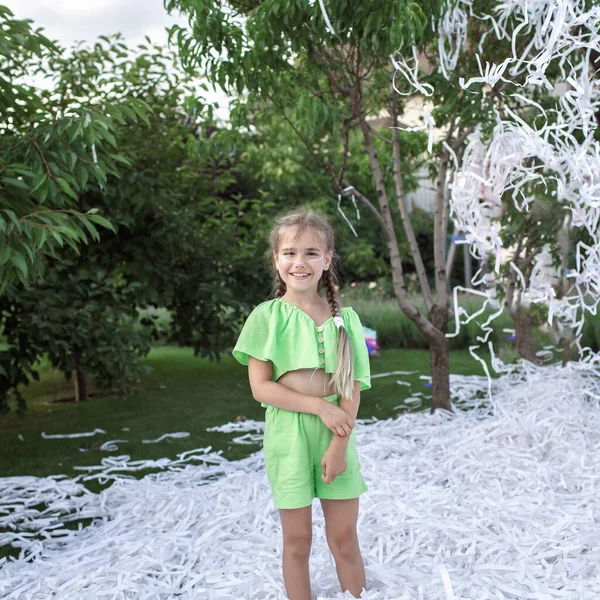Счастливые дети наслаждаются бумажным шоу на заднем дворе, празднованием дня рождения под открытым небом, празднованием в саду Лицензионные Стоковые Фото