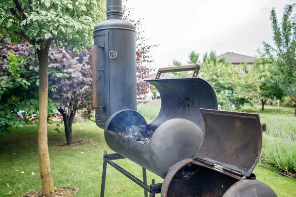 Гриль для курящих на заднем дворе, семейный патио, барбекю на открытом воздухе, зеленый сад Лицензионные Стоковые Фото