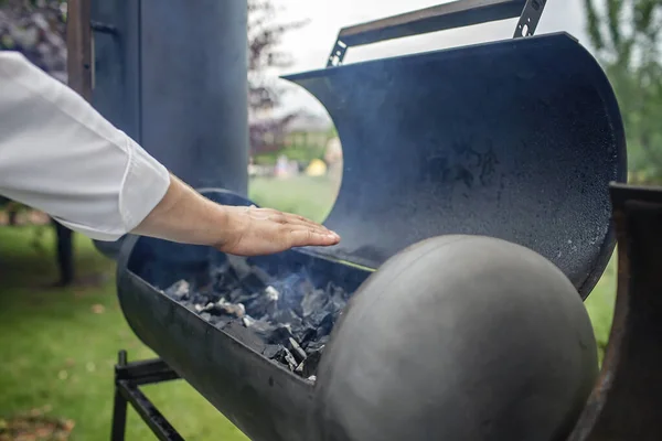 Evin arka bahçesinde sigara içilen ızgara, aile terası açık havada yapılan bbq partisi, yeşil bahçe arka planı.