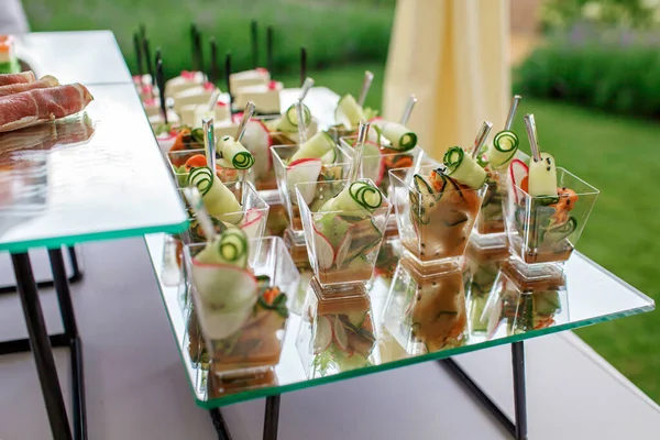 Festa de churrasco quintal no verão, decoração elegante, catering de luxo, comida saborosa e bonita — Fotografia de Stock