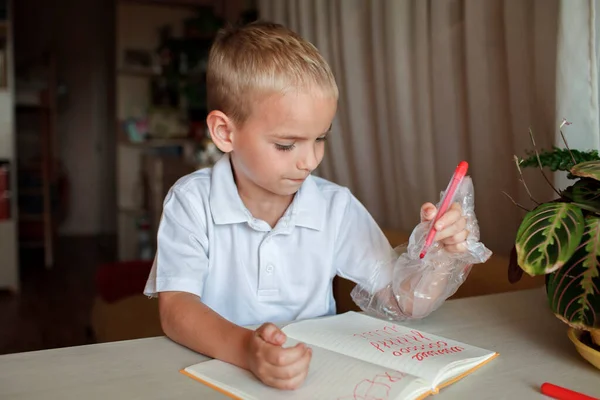 Left-handed boy put his left hand in plastic glove to avoid messy, international left-hander day — Fotografia de Stock