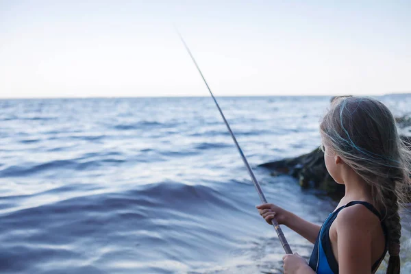 早朝、青い時間、活動的な週末、キャンプ場の海のビーチからの水着釣りの女の子 — ストック写真