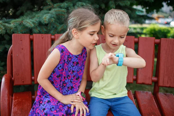 Niños usando smartwatches con interés, cuidado y control de padres, nueva tecnología para niños — Foto de Stock