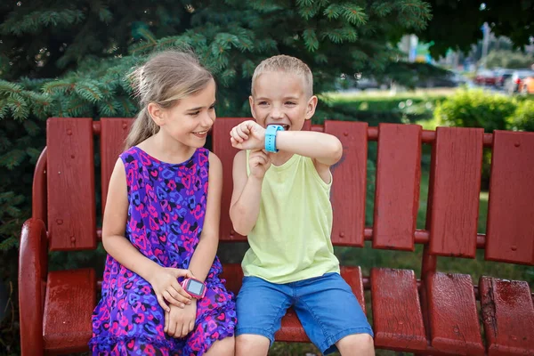 Niños usando smartwatches con interés, cuidado y control de padres, nueva tecnología para niños — Foto de Stock