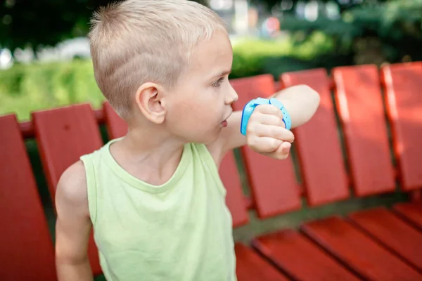 Bambini che utilizzano smartwatch con interesse, cura e controllo genitori, nuove tecnologie per i bambini — Foto Stock