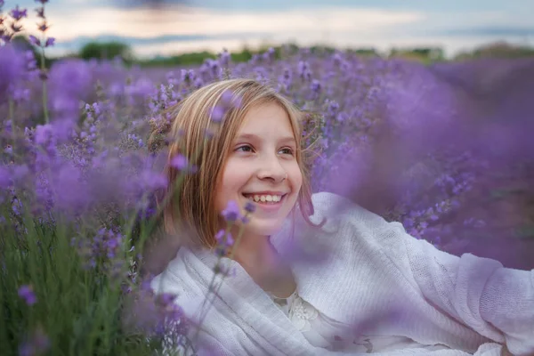 Álmodozó tinédzser lány ül a levendula mezőn. Természet szépsége, nyári életmód, nyugodt táj — Stock Fotó