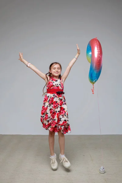 白い背景の上のお祝いのドレスダンスで長い髪の女の子,誕生日のお祝い,スタジオ — ストック写真