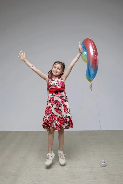 白い背景の上のお祝いのドレスダンスで長い髪の女の子,誕生日のお祝い,スタジオ — ストック写真