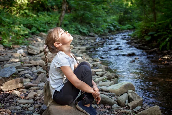 Dziewczyna spaceruje w lesie, samotnie turysta piesze wycieczki do zwiedzania przyrody i siebie, wellness i powolne życie — Zdjęcie stockowe