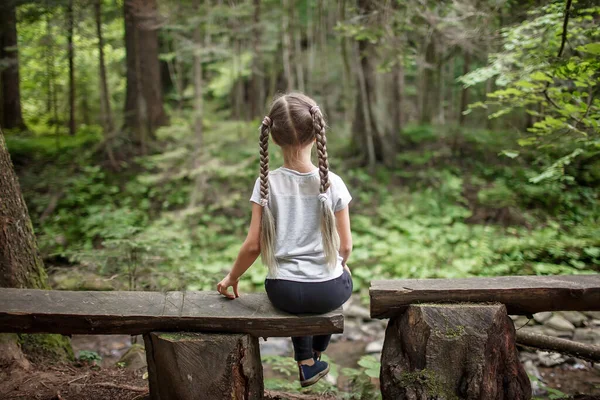 Dziewczyna spaceruje w lesie, samotnie turysta piesze wycieczki do zwiedzania przyrody i siebie, wellness i powolne życie — Zdjęcie stockowe