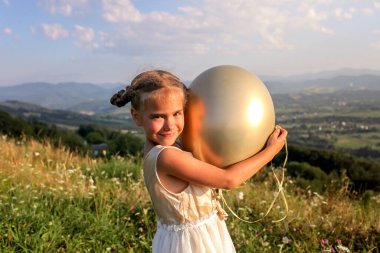 Tecrit üstüne parti. Dağın tepesinde hava balonlarıyla dans eden bir kız, yeni normal.