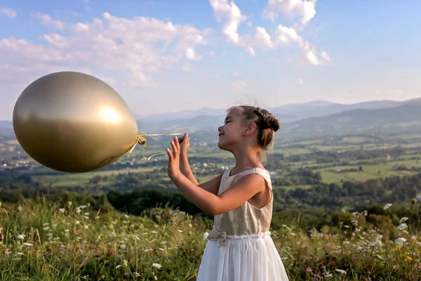 Buli zárlat után. Lány egyedül táncol léggömbökkel a hegyek tetején, új normális. — Stock Fotó
