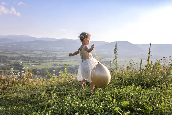 Party after lockdown. Girl dancing alone with air balloons on the top of the mountains, new normal — Stock Photo, Image