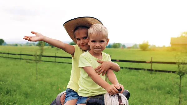 Niños con sombreros de vaquero jugando en el oeste de la granja — Foto de Stock