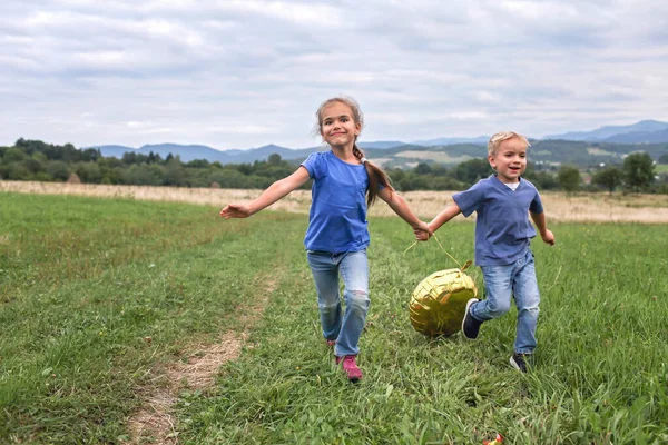 Verano después del cierre. Niños corriendo juntos en el prado en las montañas, nueva normalidad — Foto de Stock