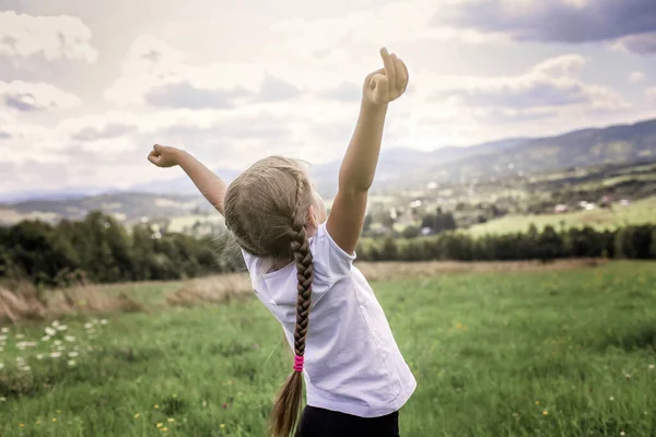 Aantrekkelijk meisje stretching en geeuwen op de top van de bergen in de ochtend — Stockfoto