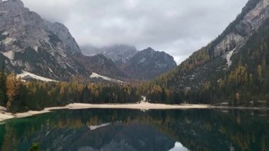 Dolomitlerdeki Lago di Braies 'de sonbahar sabahı yansıması. Yüksek kaliteli FullHD görüntüler