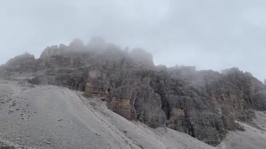Sisli orman ve Dolomitler 'de yürüyüş yolu olan sisli dağ manzarası. Yüksek kaliteli FullHD görüntüler
