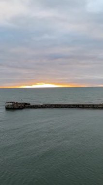 Turuncu gökyüzü ve kara fırtına bulutlarıyla Baltık Denizi üzerinde gün batımı. Yüksek kaliteli FullHD görüntüler