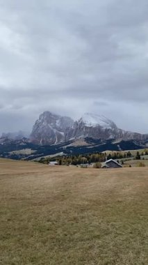 Dolomitler, İtalya 'nın Alpe di Siusi bölgesindeki karla kaplı sonbahar manzarası. Yüksek kaliteli FullHD görüntüler