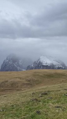 İtalya 'da Alpe di Siusi' de karla kaplı dağlarla dolu huzurlu bir sonbahar manzarası. Yüksek kaliteli FullHD görüntüler