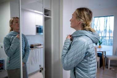 Kadın gardıropta mavi ceket giyiyor. Yüksek kalite fotoğraf