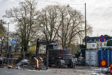 Kazı makinesi ve güvenlik bariyerleri olan kentsel yol inşaatı. Yüksek kalite fotoğraf