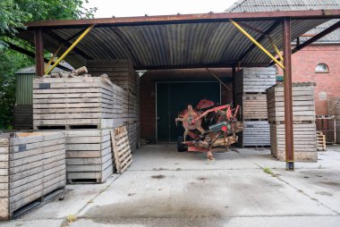 Ahşap sandıklar ve kırsal iç döşemeleri olan eski tarım makineleri çiftlikte depolanmış. Yüksek kalite fotoğraf