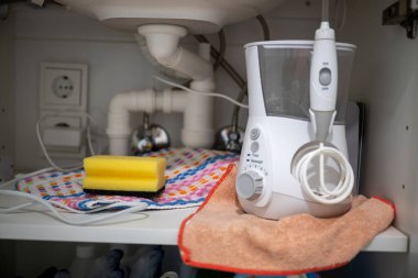 Lavabo depolarının altında, banyo dolabında sünger ve temizleme beziyle birlikte. Yüksek kalite fotoğraf