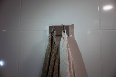 Modern iç mekanda duvarda asılı asgari tuvalet havluları. Yüksek kalite fotoğraf