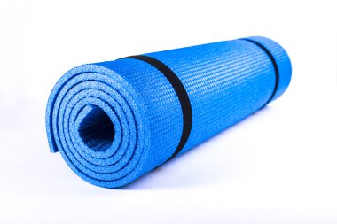Beyaz arka plan mavi yoga mat izole.