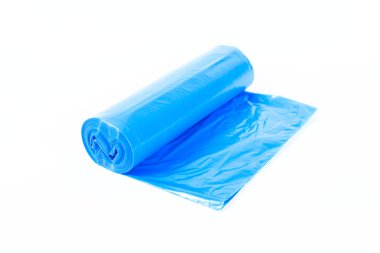 Rulo üzerinde beyaz izole mavi plastik çöp torbaları