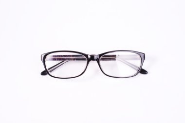 İzole arka plan üzerinde siyah gözlük