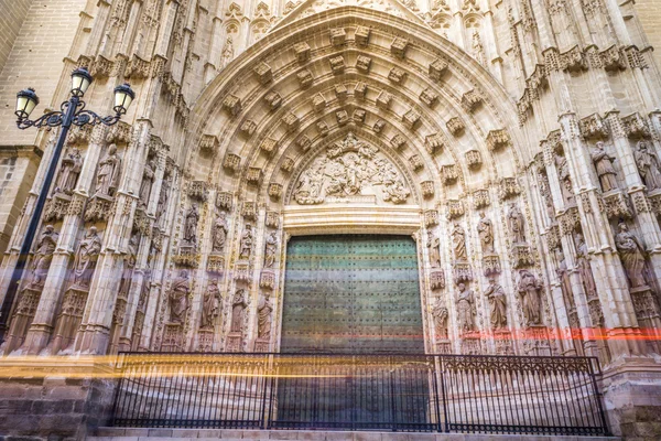 De deur van de kathedraal van Sevilla Rechtenvrije Stockafbeeldingen