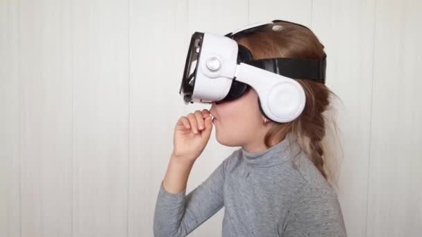 Девочка Подросток Играет Виртуальные Очки Красивая Девушка Наушниках Виртуальной Реальности — стоковое видео
